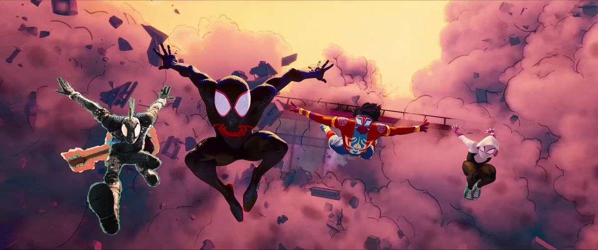 (LR) Spider-Punk, Miles Morales, Spider-Man India och Spider-Gwen hoppar unisont från kanten av en kollapsande byggnad i Spider-Man: Across the Spider-Verse.