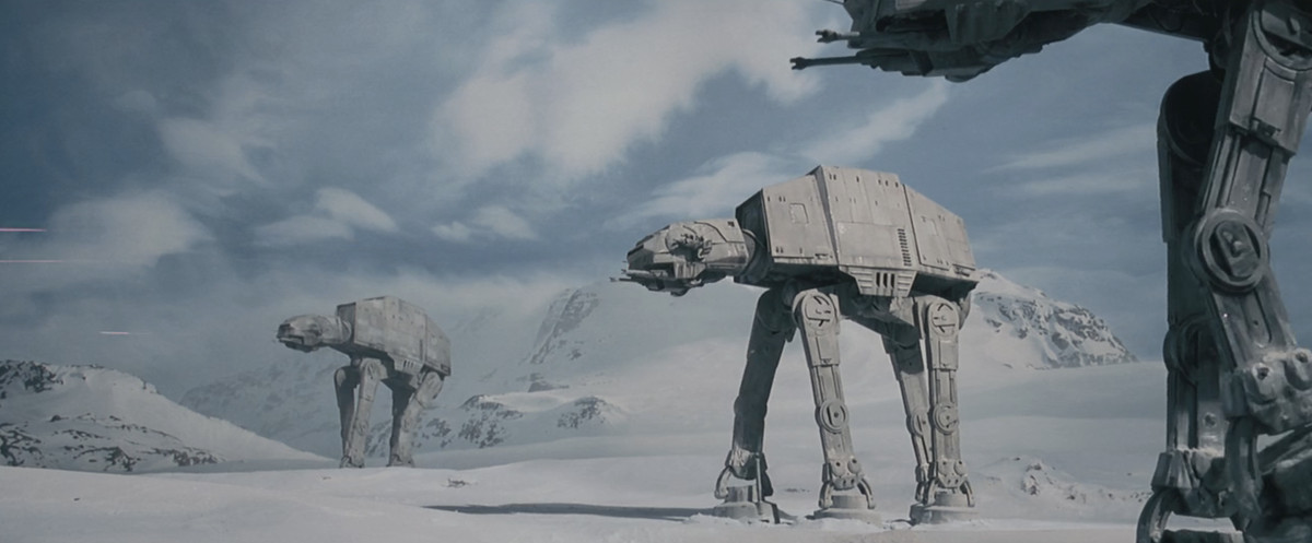 AT-AT-seigevandrare marscherar över de snöiga slätterna på planeten Hoth