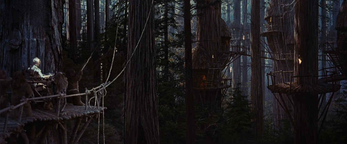 Ewoks bär C-3PO i en tron ​​över en träplattform i den skogklädda Ewok-byn. 