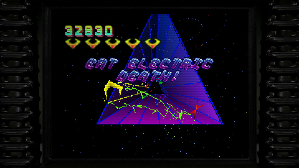 En skärmdump av Tempest 2000 - blixten sprakar över en triangulär lila tunnel medan förvrängd skrift läser ÄT ELEKTRISK DÖD!