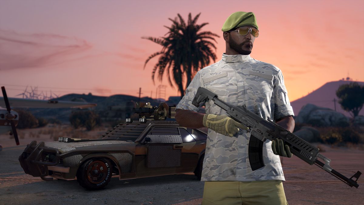 En GTA Online-spelare poserar med sitt snygga gevär, stående bredvid en solnedgångshimmel med en palm och deras dyra superbil i bakgrunden.