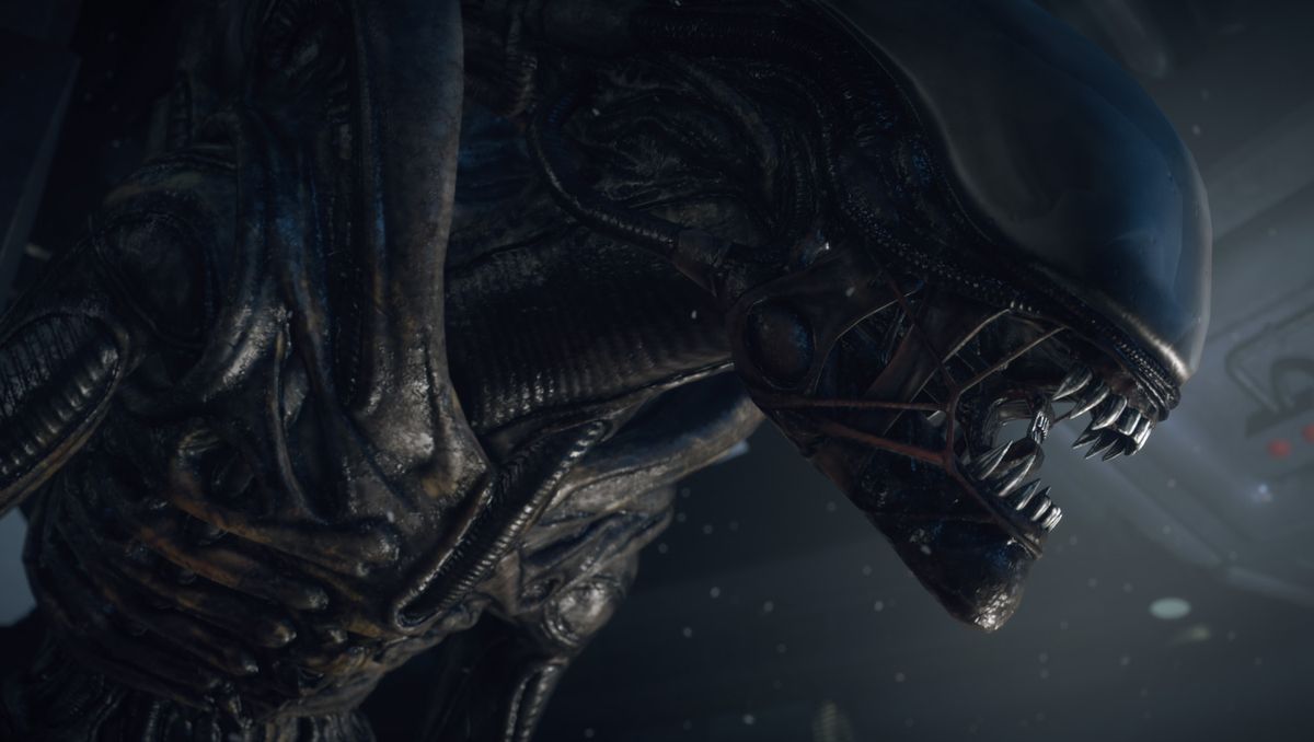 Close-up shot of a skeletal space creature baring its teeth in Alien: Isolation.
