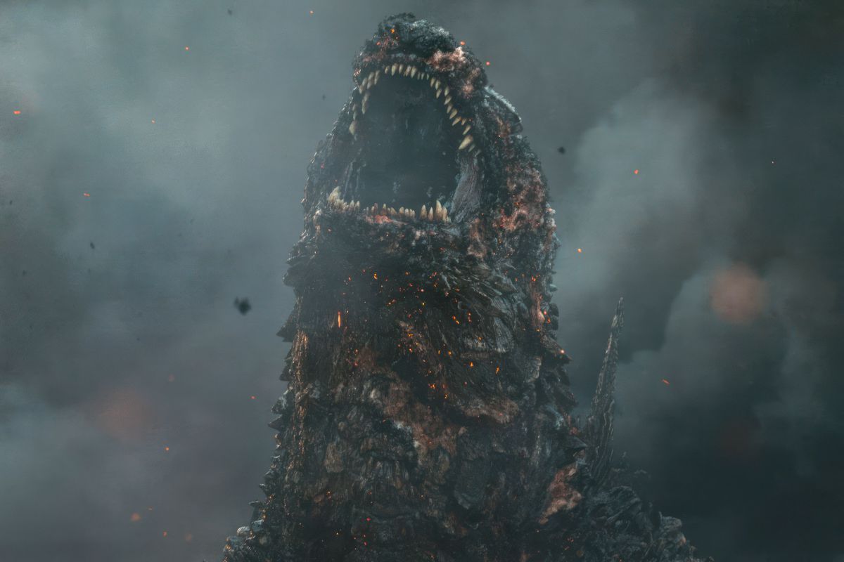 En uppbränd Godzilla med sprakande brun hud som visar råa, glödande bitar under kastar huvudet bakåt och vrålar i Godzilla Minus One