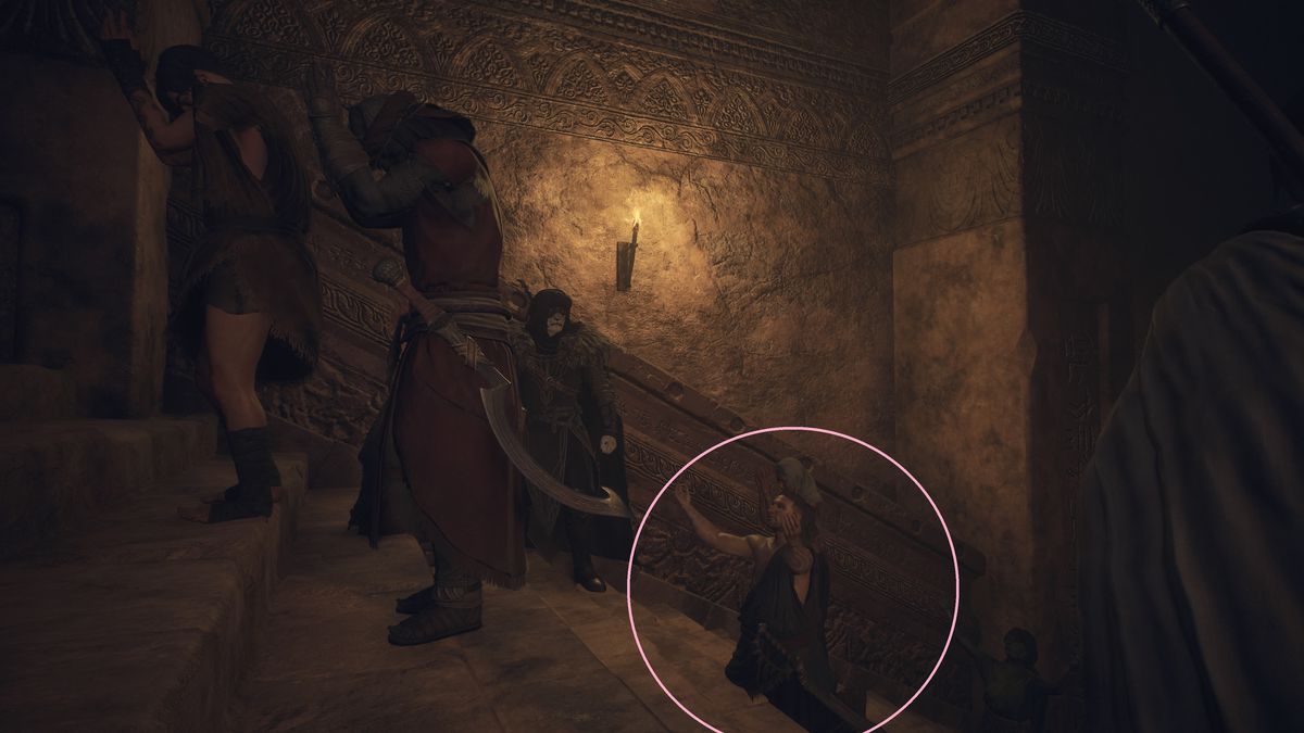 En grupp NPC:er ber i Dragon's Dogma 2, där lönnmördaren är inringad med en rosa cirkel