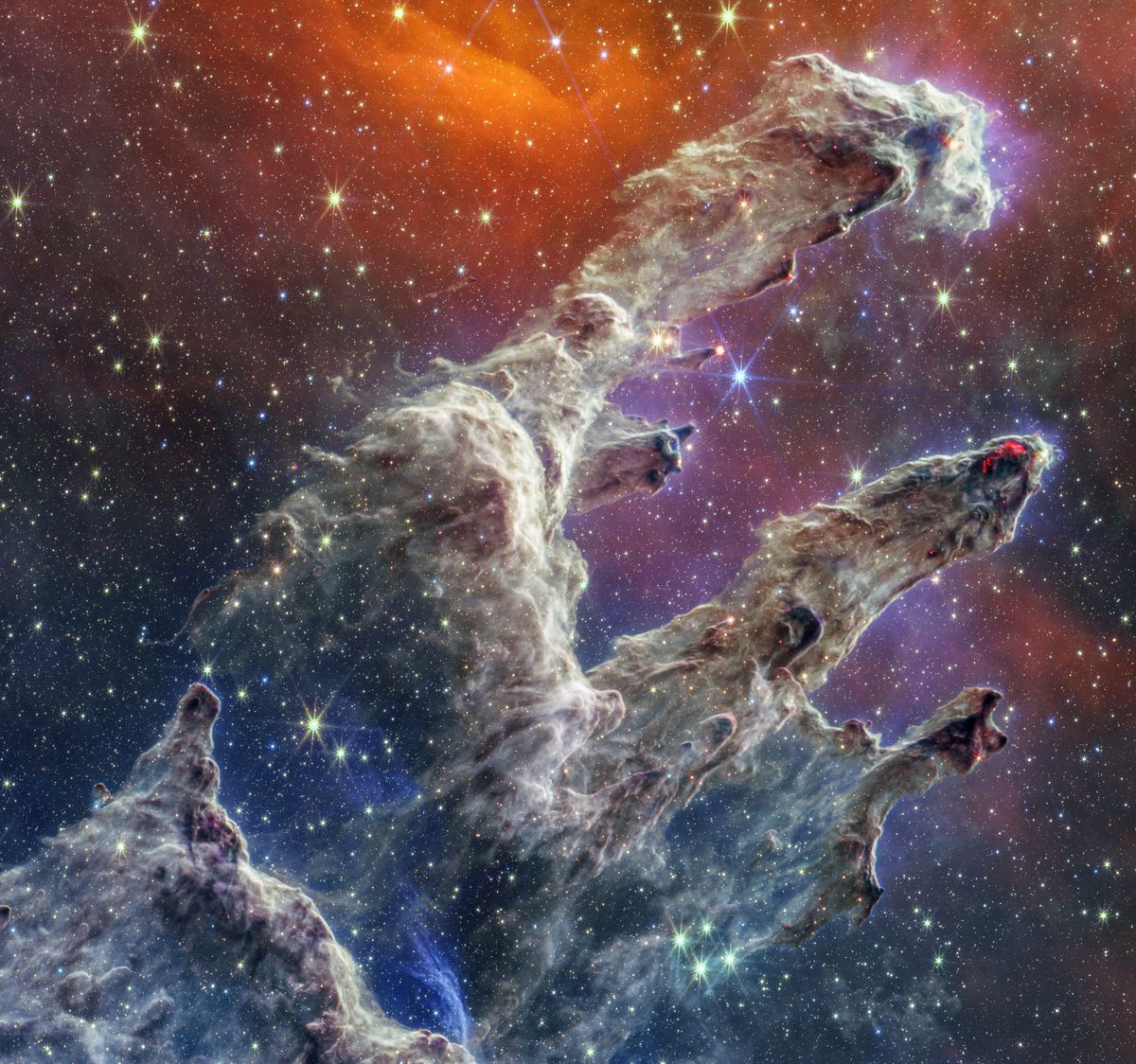 En sammansättning av skapelsens pelare tagen av NASA:s rymdteleskop James Webb