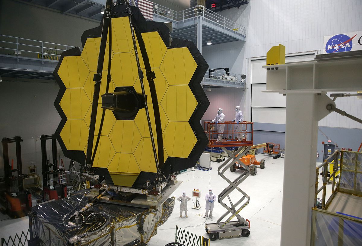 Speglarna på rymdteleskopet James Webb lyfts upp i ett lager