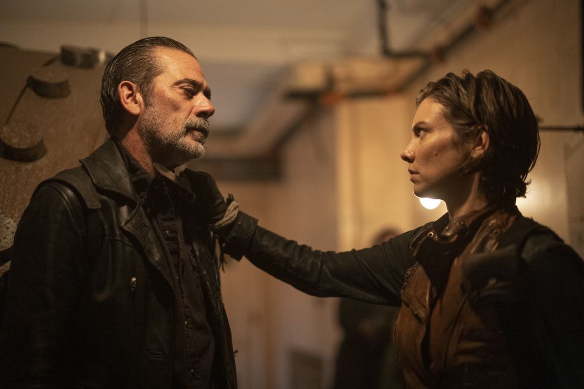 Maggie (Lauren Cohan) håller en kniv mot Negans (Jeffrey Dean Morgan) hals