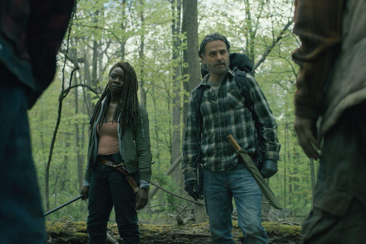 Michonne (Danai Gurira) och Rick (Andrew Lincoln) står och tittar på några zombies i skogen i en stillbild från The Ones Who Live