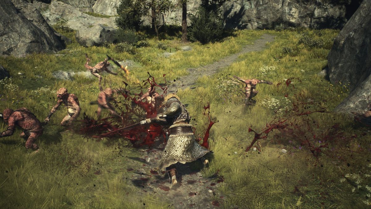 En krigare från Arisen hugger mot ett gäng troll, med stänk av blod som strömmar ut från deras kroppar, i en skärmdump från Dragon's Dogma 2