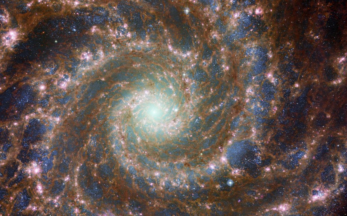 M74-galaxen i en kombinerad optisk och infraröd bild, som visar galaxens spiral, fotograferad av rymdteleskopet James Webb