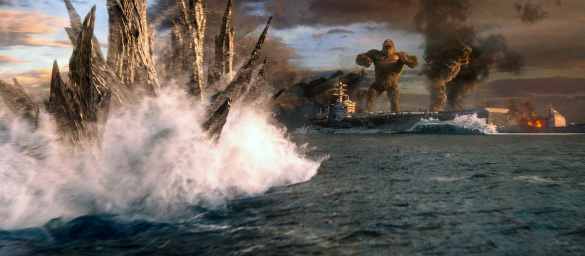 Godzillas ryggar bryter havsytan när King Kong väntar på ett hangarfartyg i Godzilla vs. Kong