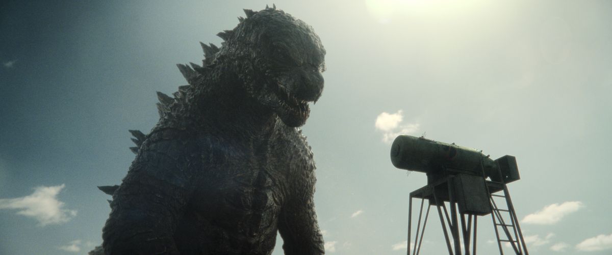 Godzilla tittar ner på en missil som ser liten ut jämfört med honom