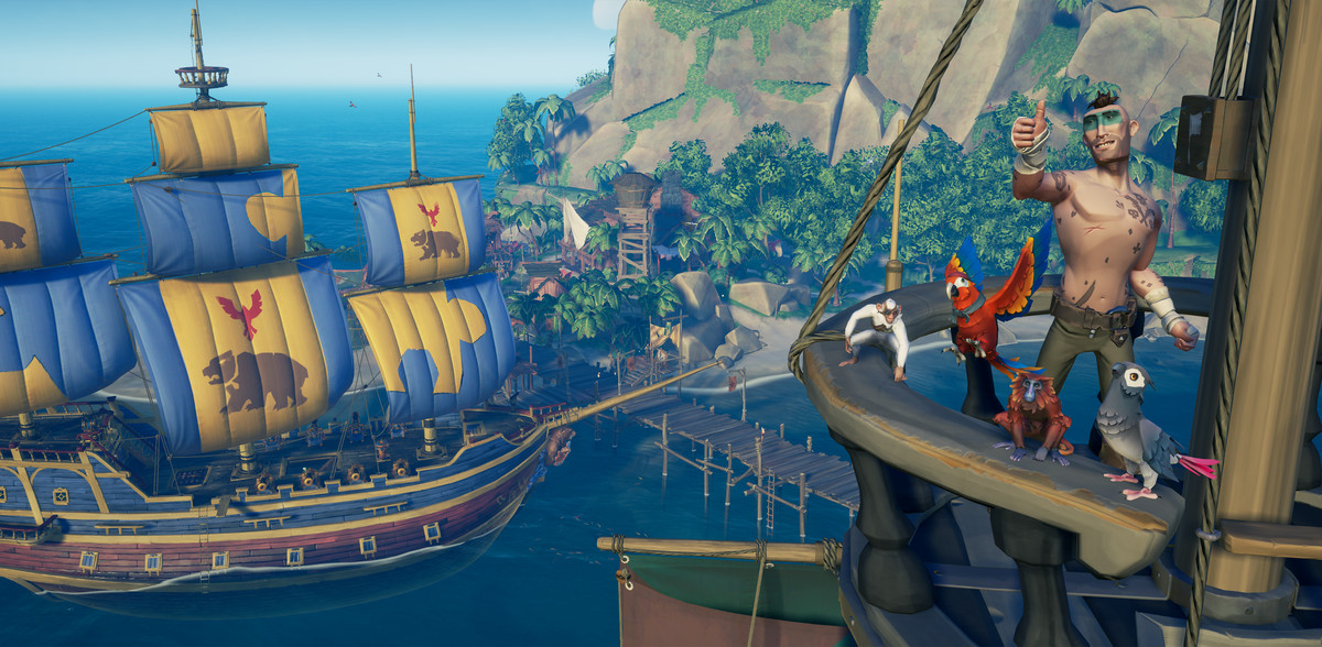 En pirat står på ett skepp med en apa och en papegoja i Sea of ​​Thieves
