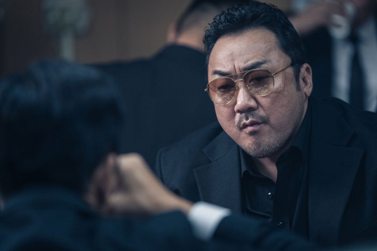 Ma Dong-seok, ser cool ut som fan i snygga solglasögon och en snygg kostym i The Gangster, the Cop, the Devil