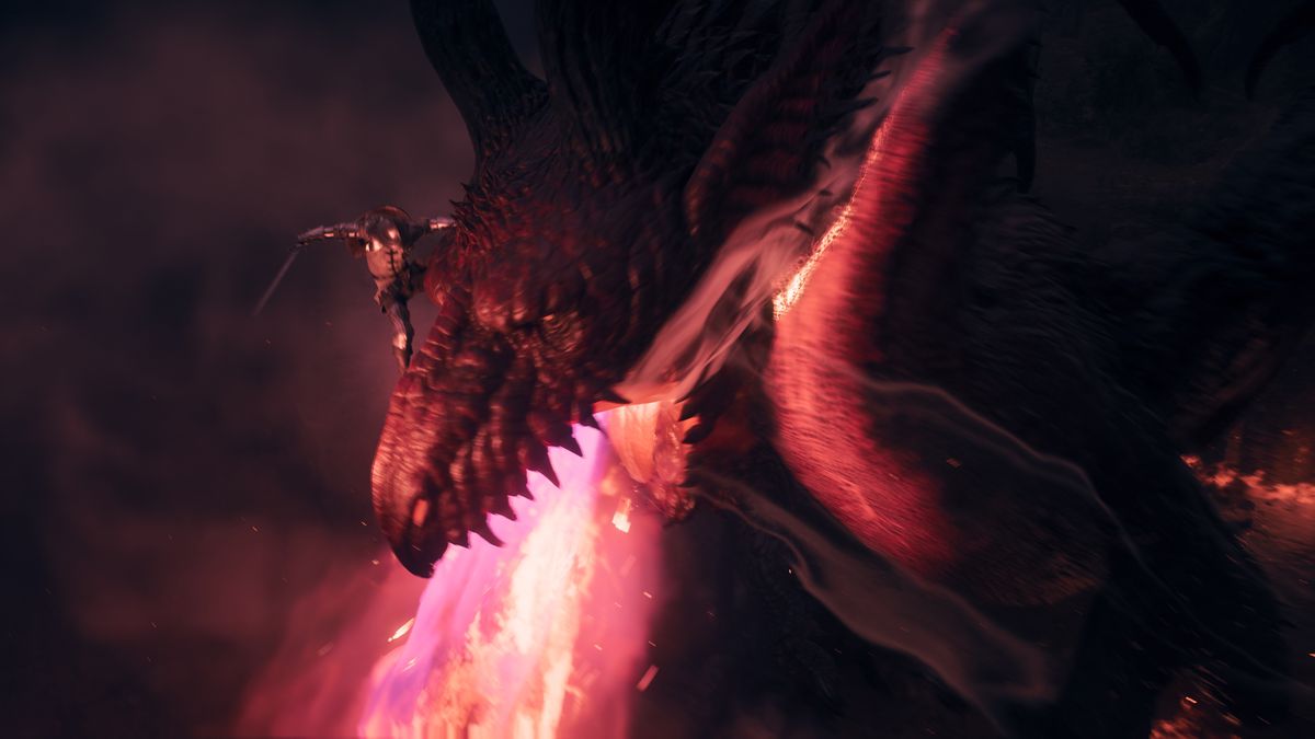 The Arisen, med ett svärd, redo att sticka en gigantisk eldsprutande drake i huvudet i en skärmdump från Dragon's Dogma 2