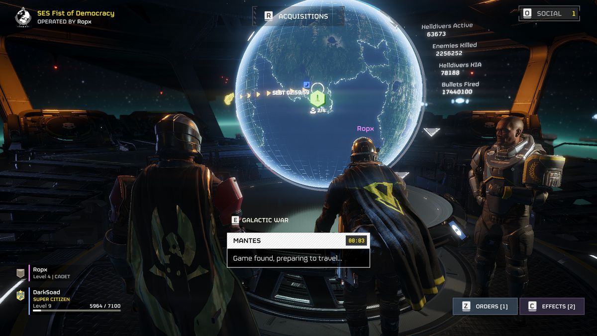 Två spelare i Helldivers utrustning står i Helldivers 2 kontrollrum och talar med en NPC inför ett uppdrag