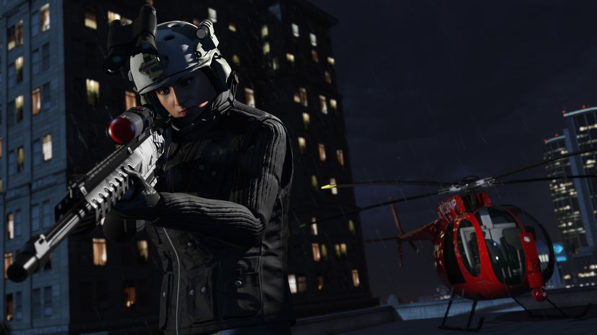 En GTA Online-spelare radar upp sitt skott på ett prickskyttegevär.  I fjärran väntar deras utrymningsfordon, en röd helikopter.