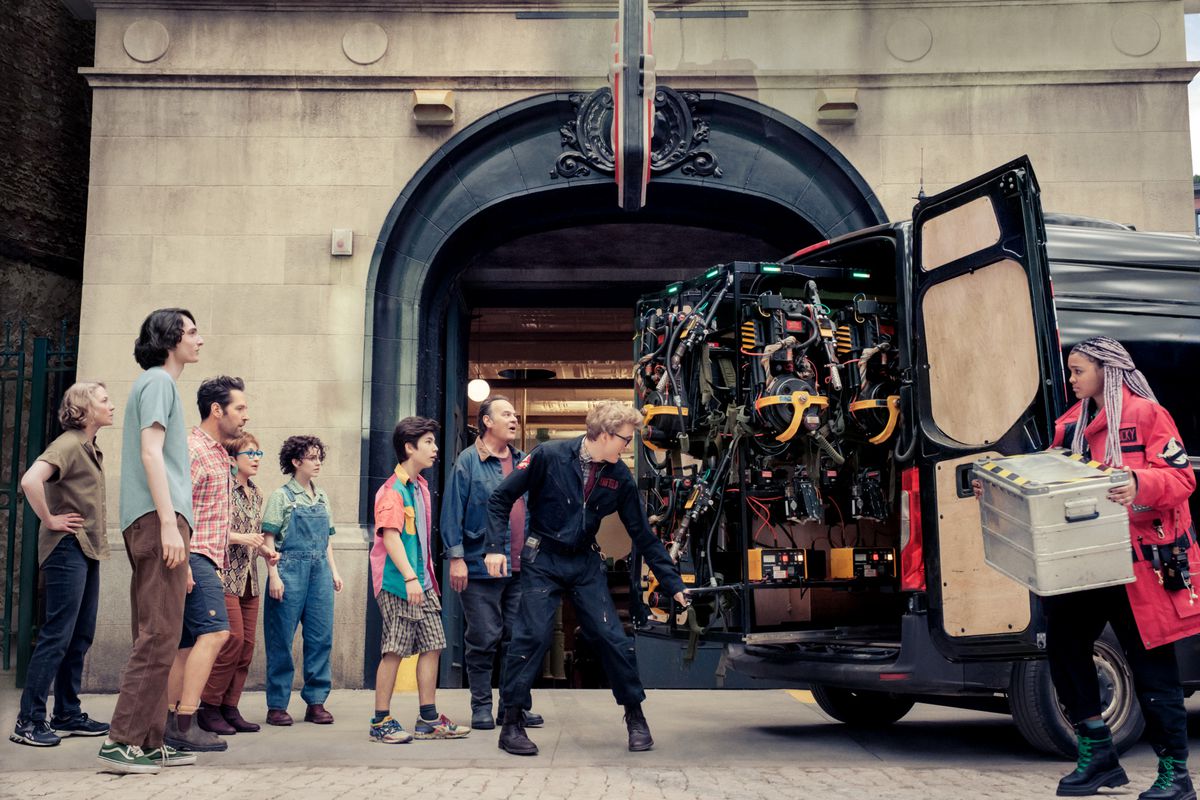 Skådespelarna i Ghostbusters: Frozen Empire står utanför Ghostbusters brandhus och samlar in nya protonpaket