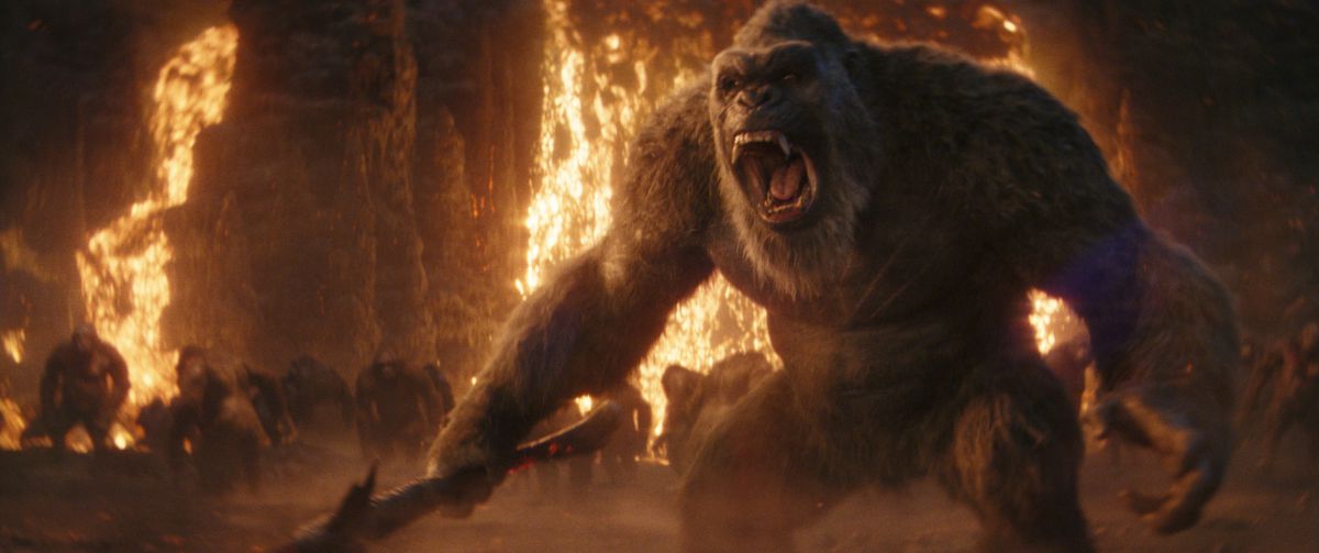 Kong bälgar med sin yxa i en lavagrotta av något slag i Godzilla x Kong: The New Empire