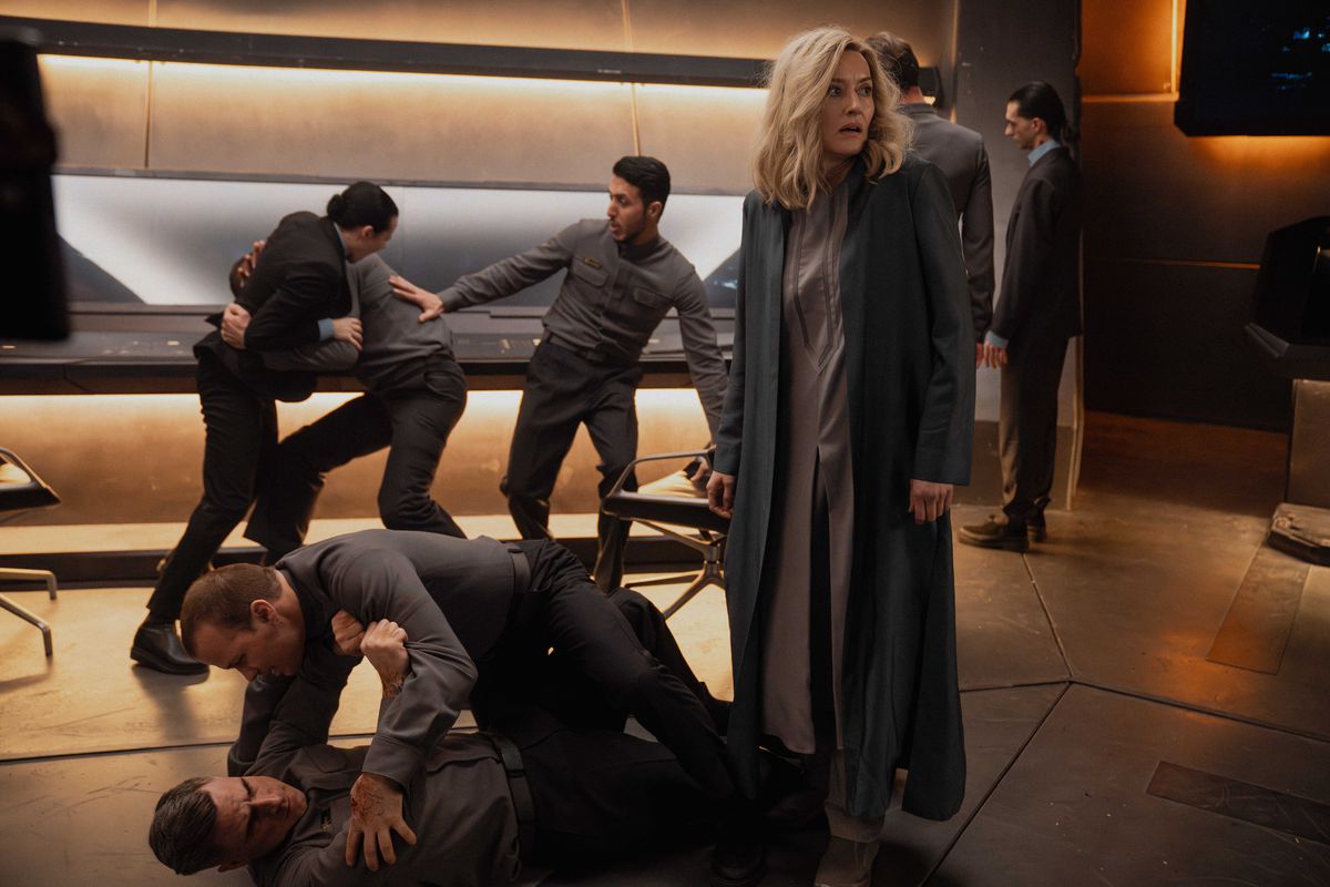 Kaos utbryter runt Natascha McElhone som Dr. Halsey i Halo TV-seriens andra säsong med UNSC:s besättningsmedlemmar som slåss mot varandra efter att de har blivit infekterade av översvämningen