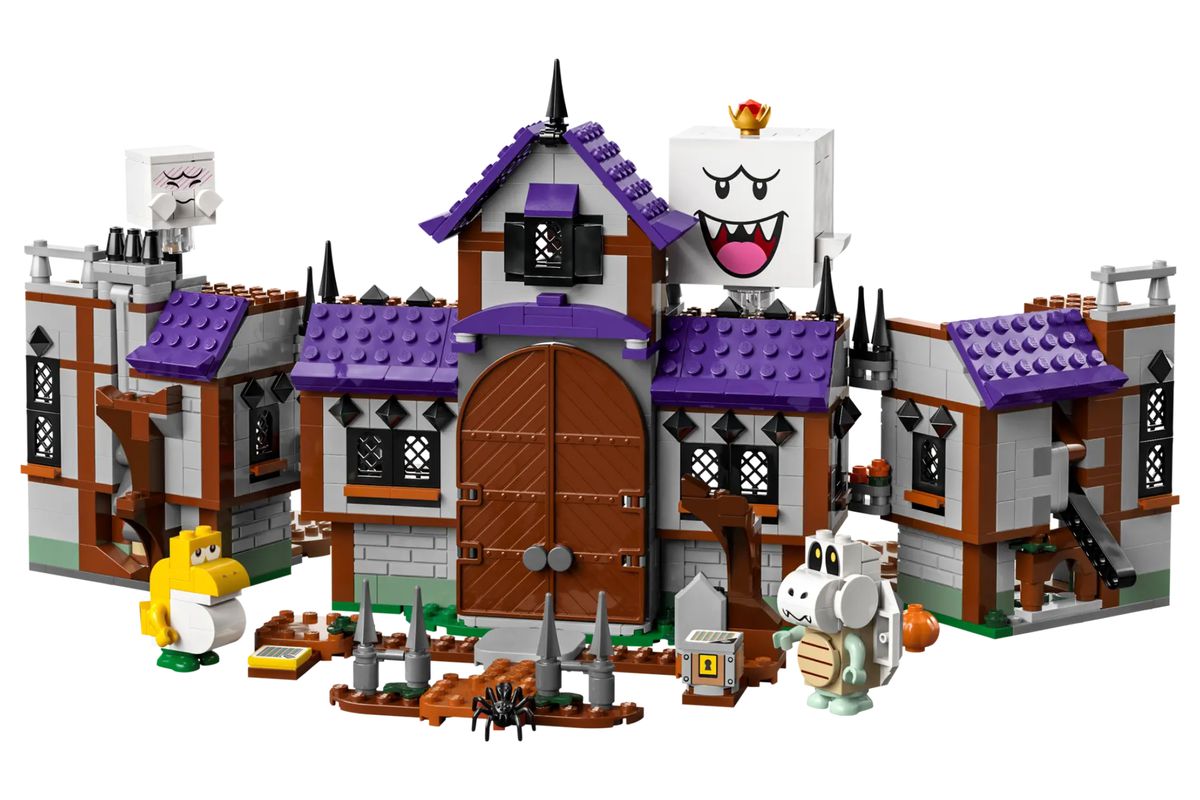 En bild som visar King Boo's Haunted Mansion Lego Super Mario-set.  Den innehåller ett spökhus, tillsammans med en King Boo-figur, en Boo-figur, en gul baby Yoshi och Dry Bones.