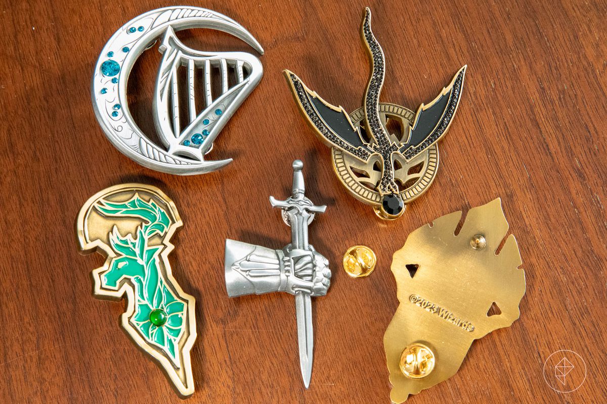 Fyra stift från olika Dungeons & Dragons-fraktioner sitter på ett bord.  Fyra är rätsidan upp, medan den femte är på ansiktet och visar ryggen.