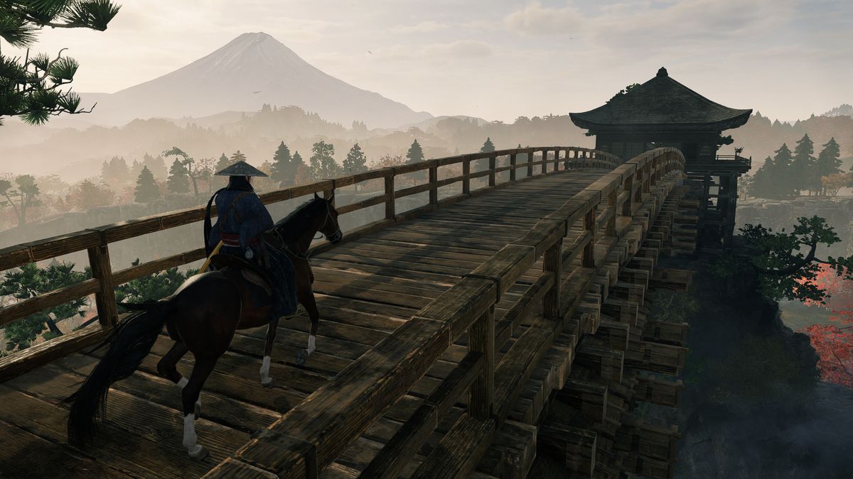 En spelare som rider på en häst över en träbro med berget Fuji synligt i fjärran.