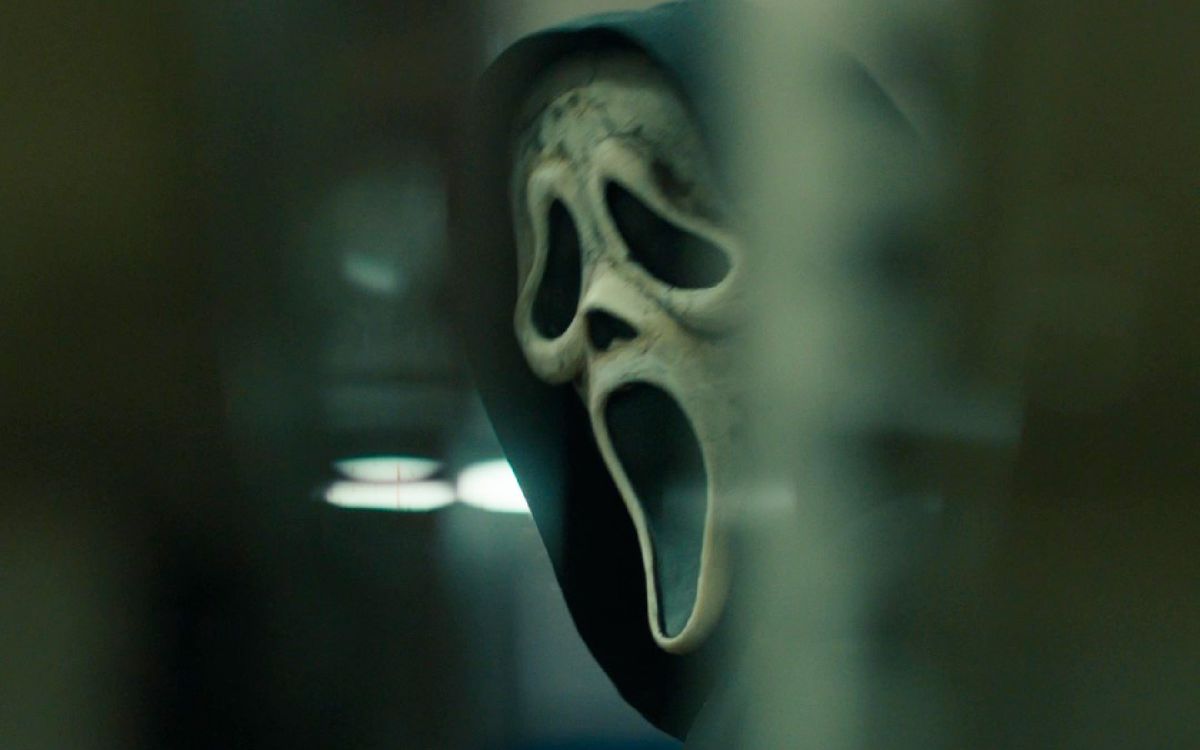 En suddig närbild av Ghostfaces mask från Scream 6