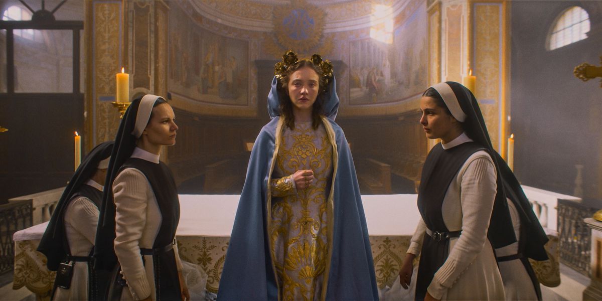 Sydney Sweeney i Immaculate klädd som Mary med nunnor som flankerar henne på båda sidor 