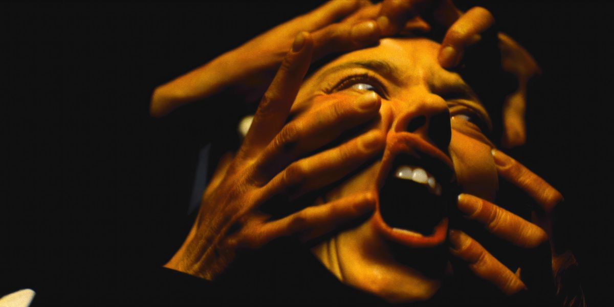 Cecilia (Sidney Sweeney) skriker i en extrem närbild när flera uppsättningar händer sveper sig runt hennes ansikte och drar in hennes hud i Immaculate