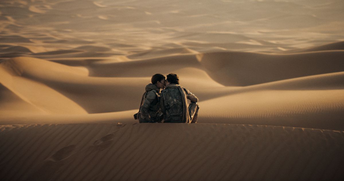 Timothée Chalamets Paul och Zendayas Chani kysser på toppen av en sanddyn i Dune: Del två.