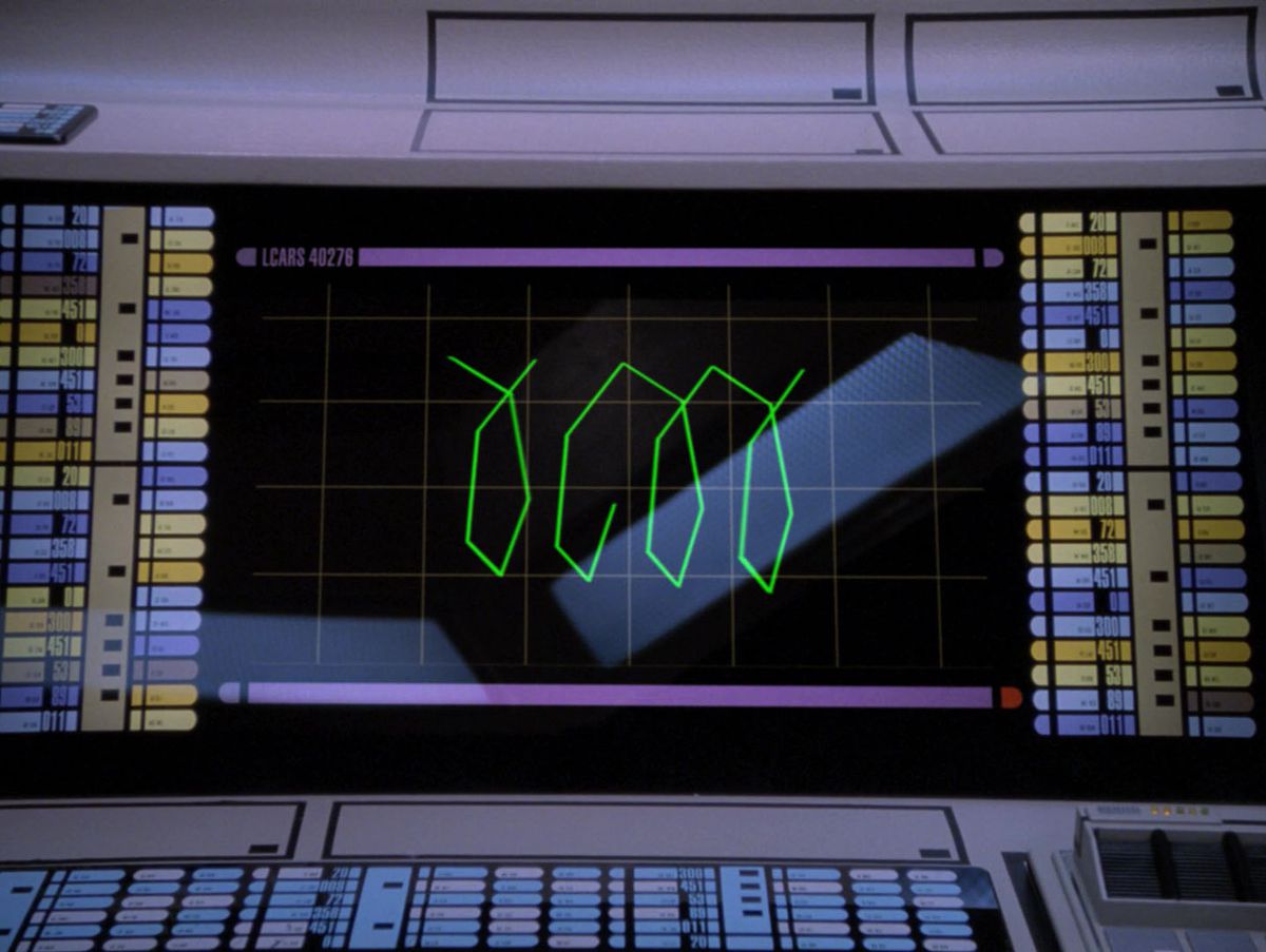 En futuristisk datorskärm på USS Enterprise visar en blockig, ofullständig spiral i neongröna linjer.