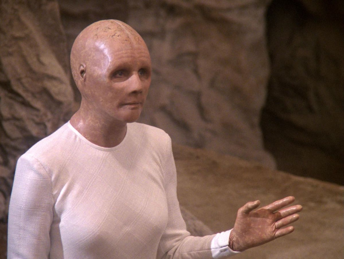 Salome Jens som stamfader-hologram i Star Trek: The Next Generation-avsnittet 