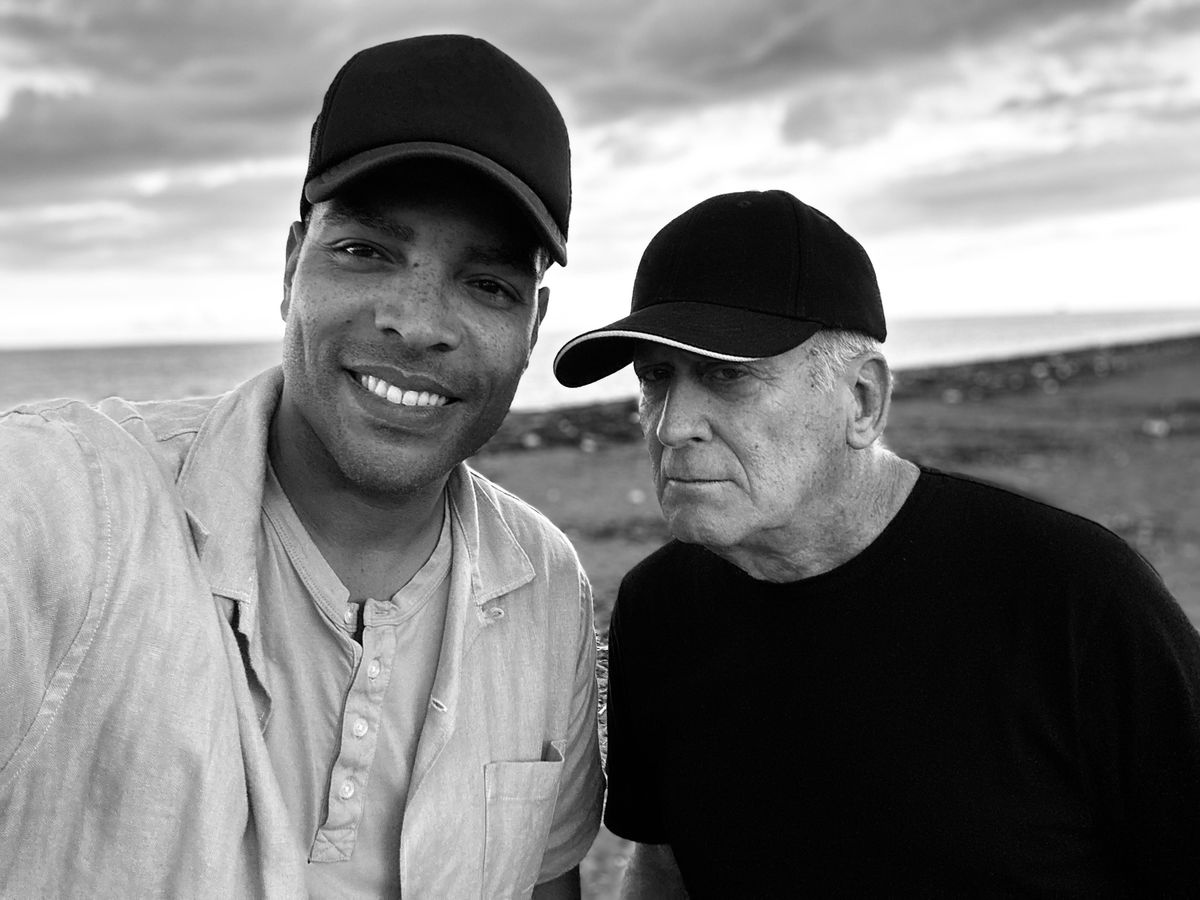 En svart-vit selfie av Reinaldo Marcus Green på inspelningen av Bob Marley: One Love med filmfotografen Robert Elswit