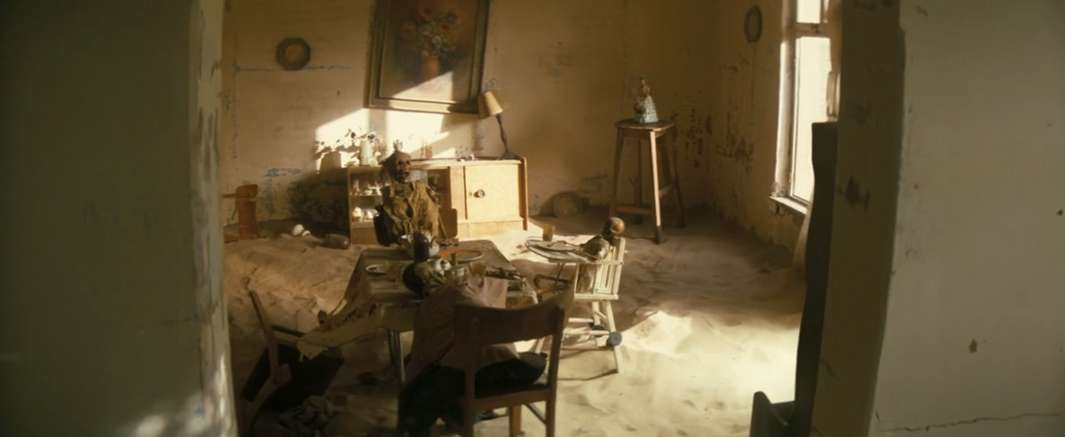 En bild av skelett som sitter vid middagsbordet i ett öde ökenhus från Fallout säsong 1 avsnitt 2