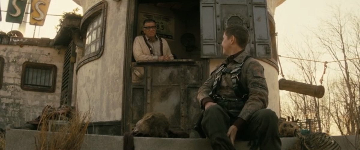 Radiooperatören (Fred Armisen) pratar med Thaddeus (Johnny Pemberton) i en stillbild från Fallout avsnitt 7