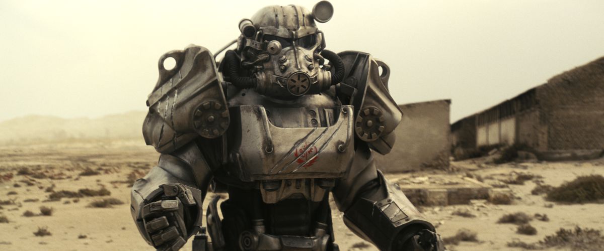 En person klädd i en Power Armor-kostym i TV-serien Fallout,