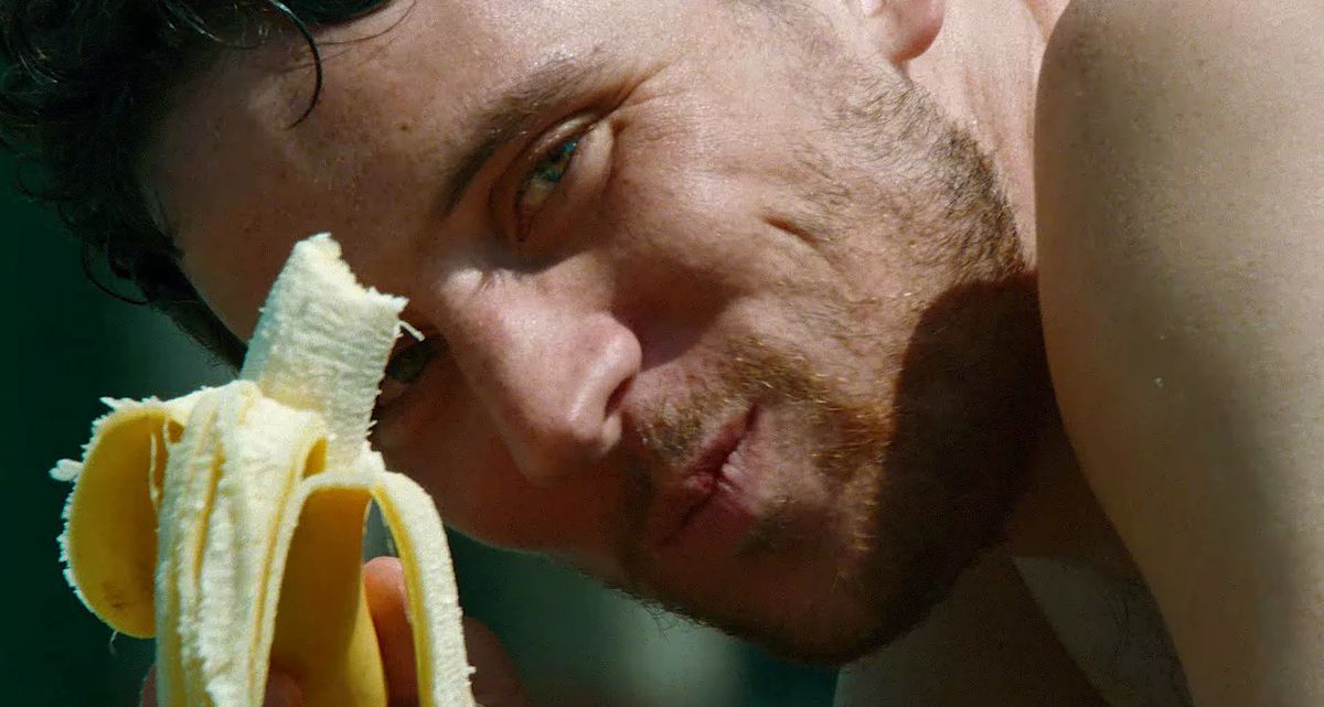 Patrick (Josh O'Connor), bar överkropp och tjusig och leende, äter Very Pointedly en banan i extrem närbild i en bild från Challengers