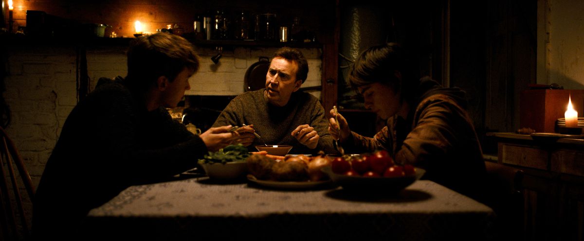 Paul (Nicolas Cage) och 15-åriga tvillingarna Thomas (Maxwell Jenkins) och Joseph (Jaeden Martell) sitter vid middagsbordet i ett dystert, mörkt rum i Arcadian