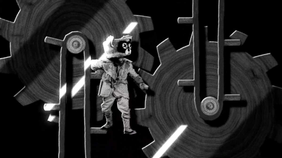 En man i bäverdräkt fångas i kuggarna på en maskin, ungefär som Charlie Chaplin i Modern Times, i Hundreds of Beavers