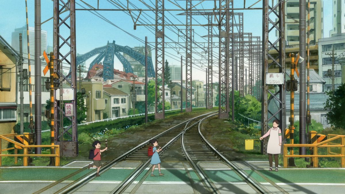 Två små barn som korsar över järnvägsspår med rester av ett större monster synligt på långt håll i Kaiju nr 8.