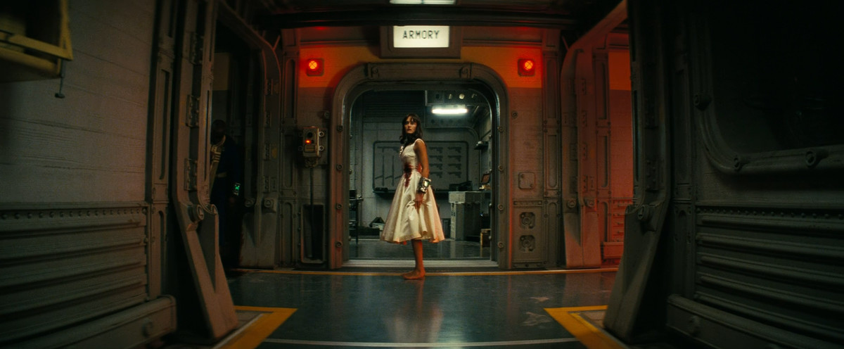 I slutet av en korridor bär Lucy (Ella Purnell) en blodig bröllopsklänning i Fallout