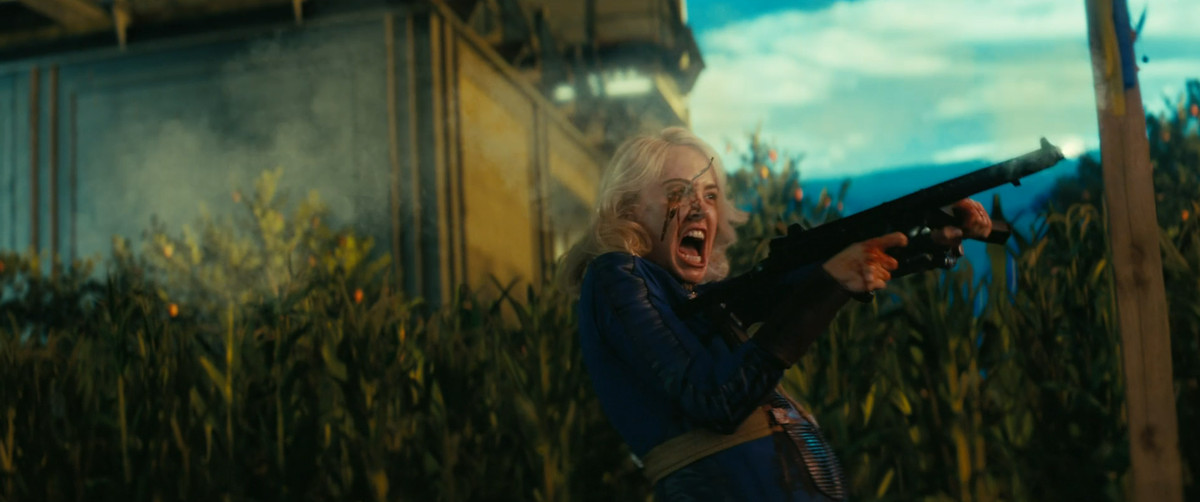 En ung blond kvinna skriker när hon skjuter en pistol med en gaffel i ögat i Fallout