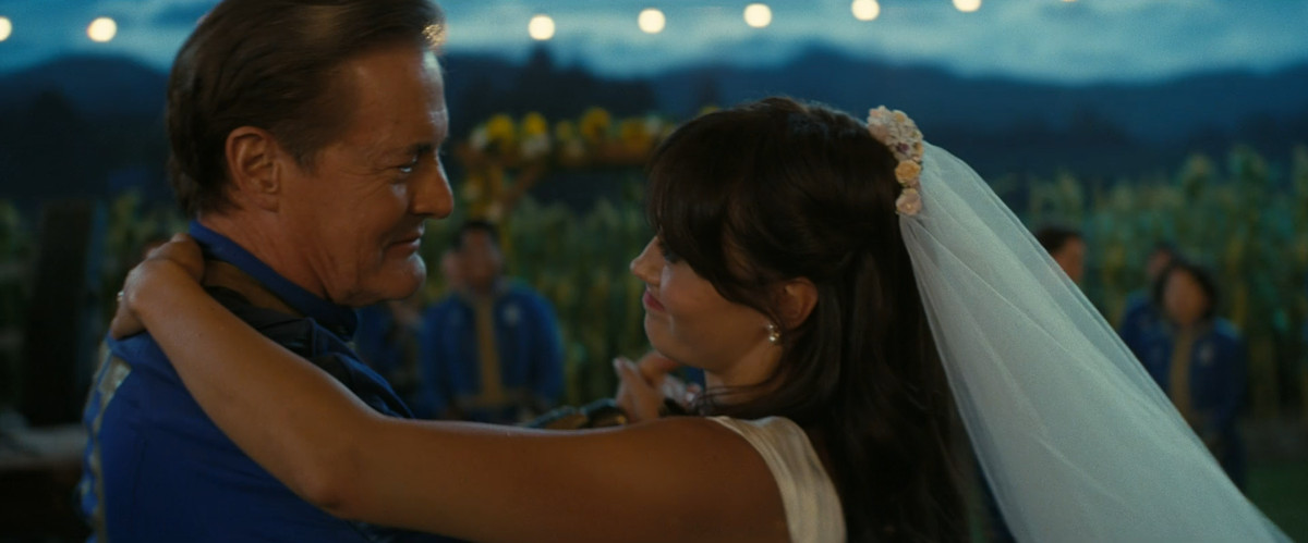 Hank (Kyle MacLachlan) och Lucy (Ella Purnell) dansar på den senares bröllop i Fallout och ler mot varandra