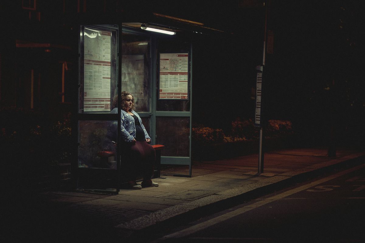 Jessica Gunning sitter ensam vid en busshållplats på natten i Baby Reindeer