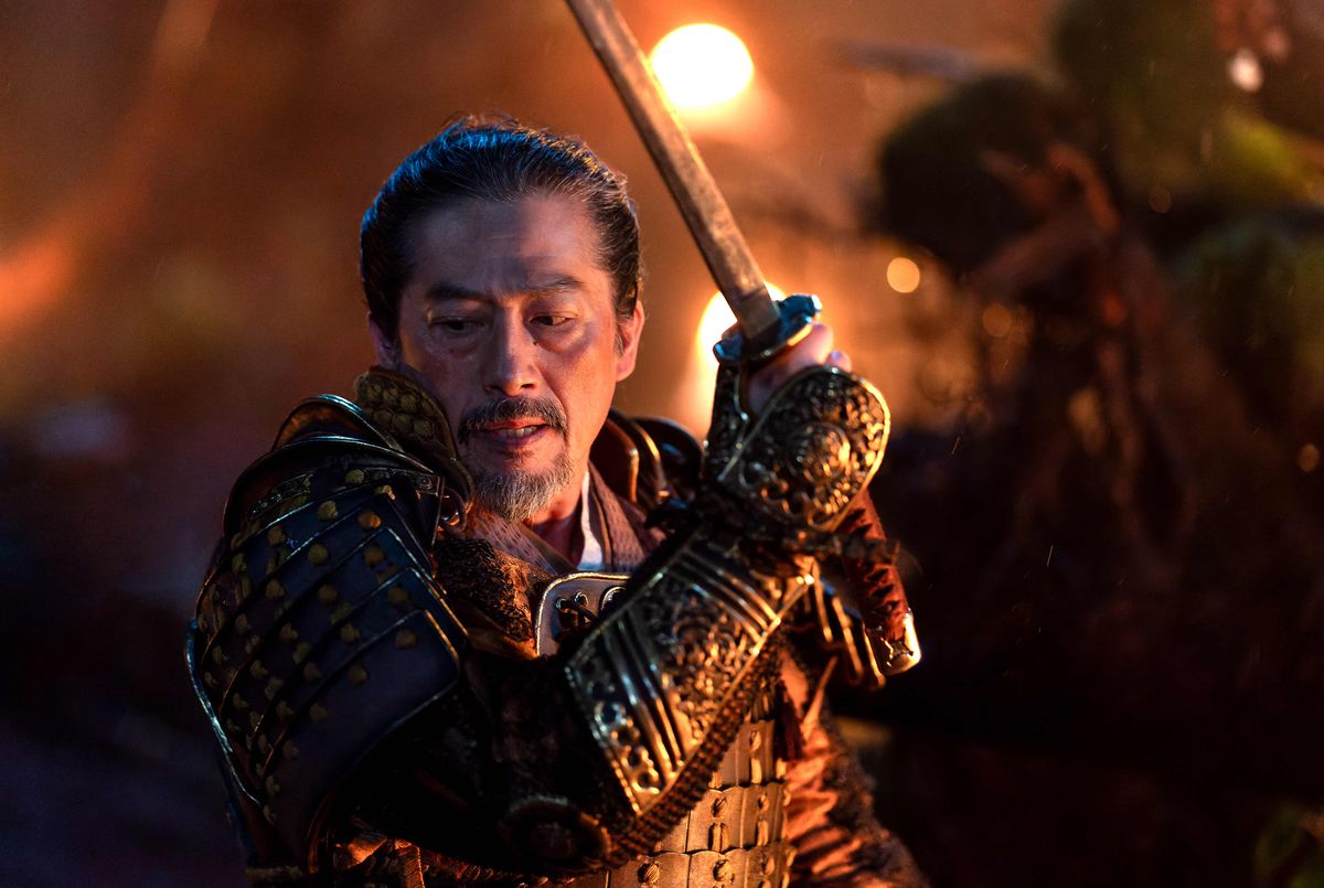 Hiroyuki Sanada håller upp ett svärd medan han bär rustning i Shogun