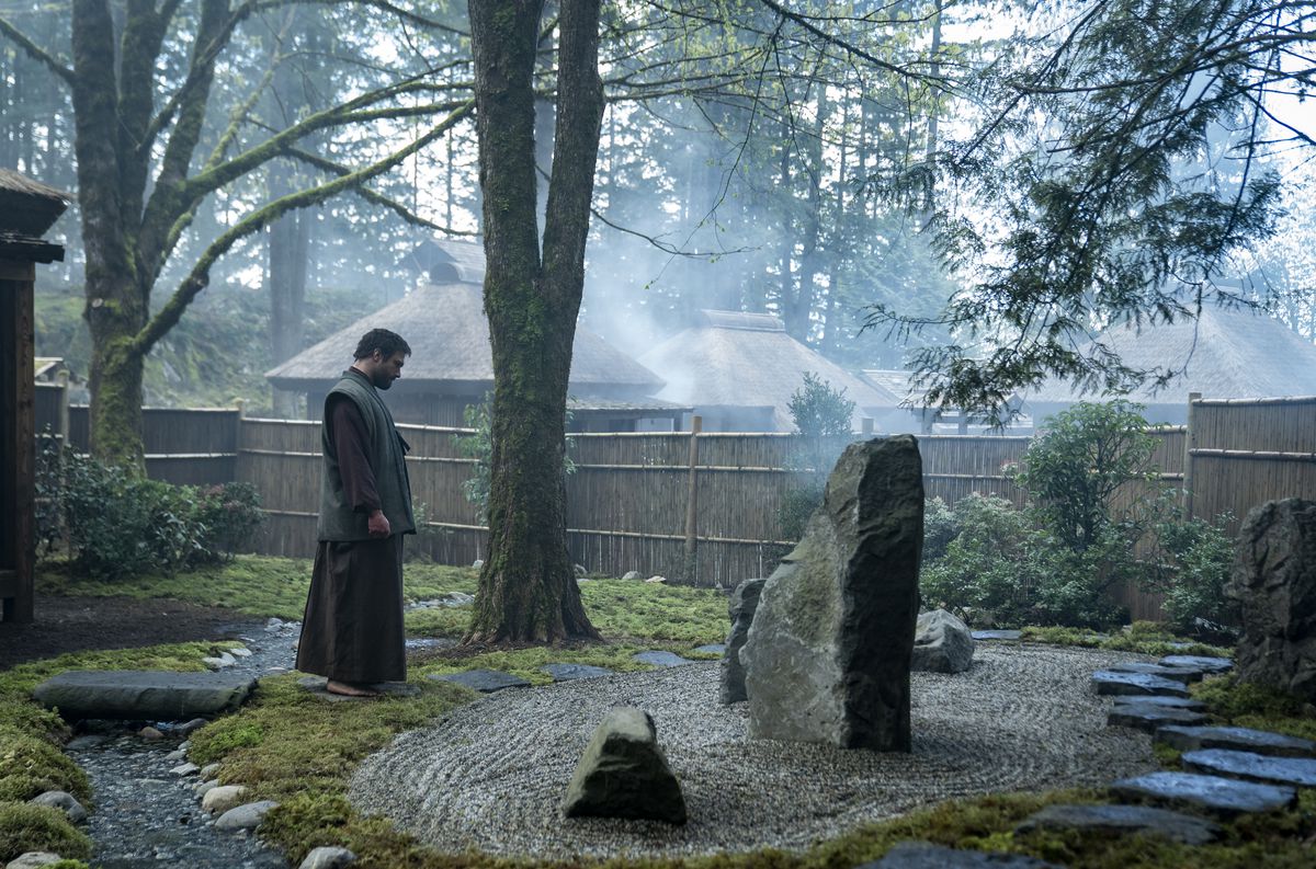 Blackthorne (Cosmo Jarvis) står och tittar på en zenträdgård i en stillbild från Shogun