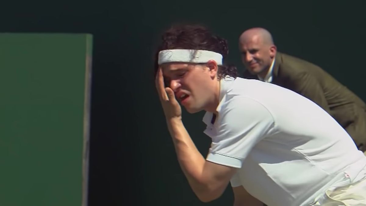 Kit Harington torkar svett från ansiktet med ett smärtsamt uttryck, iförd tennisutrustning i 7 Days in Hell