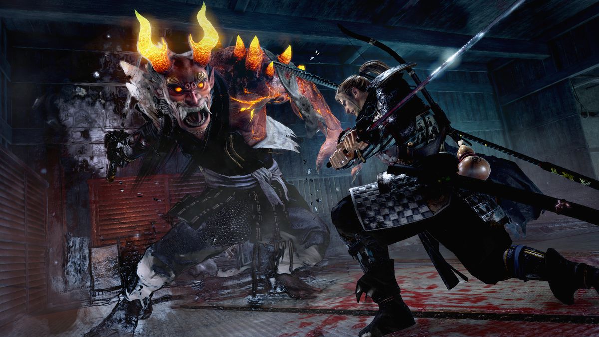 William Adams, spelarens karaktär, viftar med en katana mot en glödande behornad demon i Nioh.