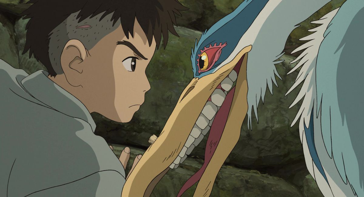 Mahito och en gråhäger med störande mänskliga tänder stirrar på varandra ansikte mot ansikte i Hayao Miyazakis animefilm The Boy and the Heron